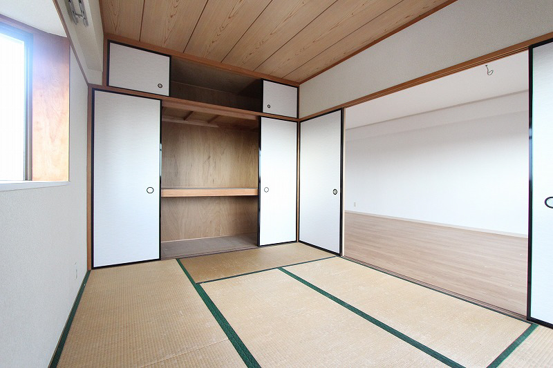 Other room space. It is recommended for those who like Japanese-style room there is also a large storage space.