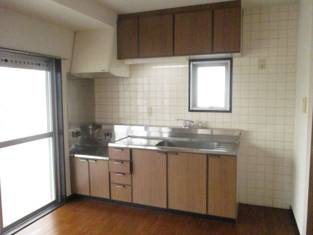 Kitchen. Gas stove is can be installed in the kitchen
