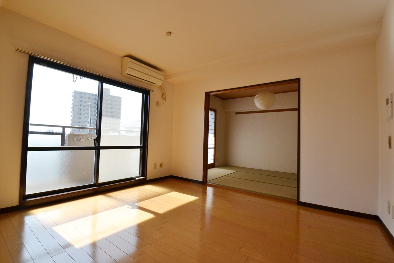 Living and room. Facing south ・ Sunny