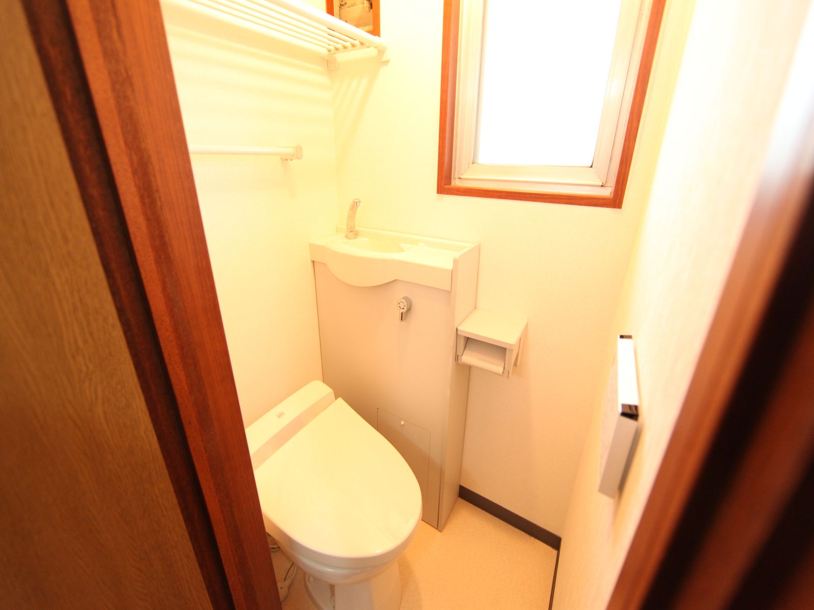 Toilet. Hot water battlefield heating toilet seat With hand-washing facilities With window