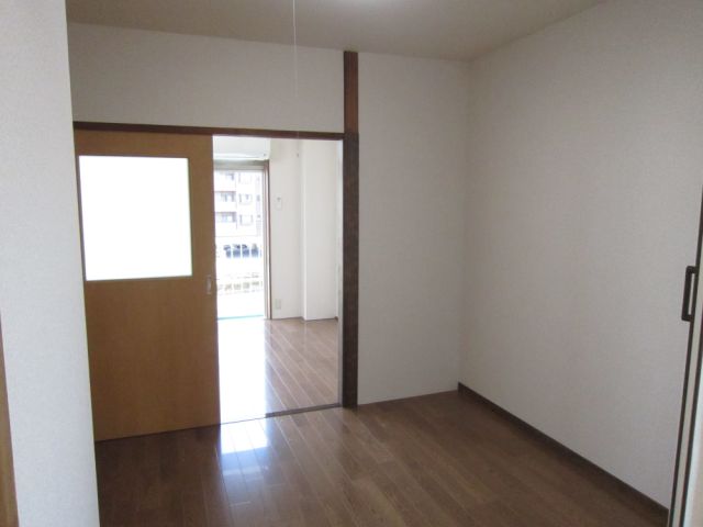 Living and room. Western-style room is 2.5 tatami rooms