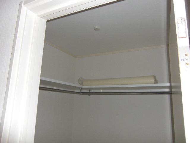 Receipt. Walk-in closet Hanger pipe, With shelf! Also plenty of storage memories along with the ones of the season! ! 