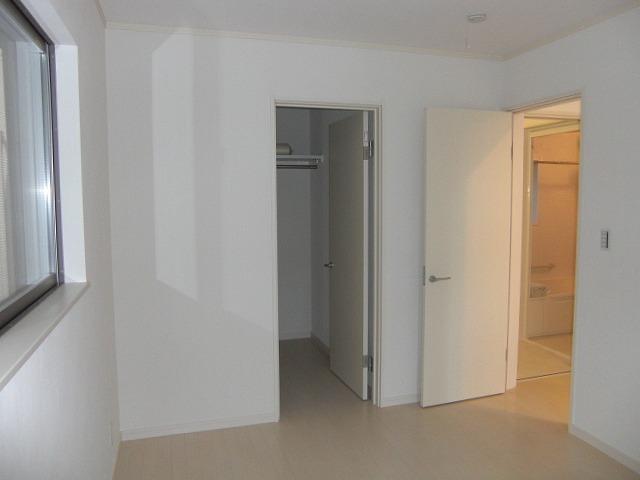Non-living room. All room walk-in closet with! !