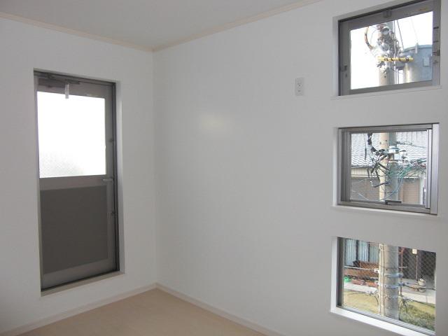 Non-living room. 3 Kaikyoshitsu Walk-in closet with! You can enter and exit to the balcony!