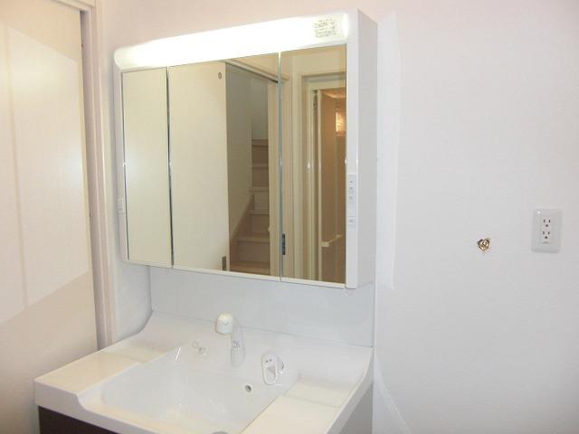 Wash basin, toilet. Shan also easy morning in the shower dresser of the three-sided mirror with a wide size! !