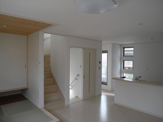 Living. Spacious open and stylish floor plan! !