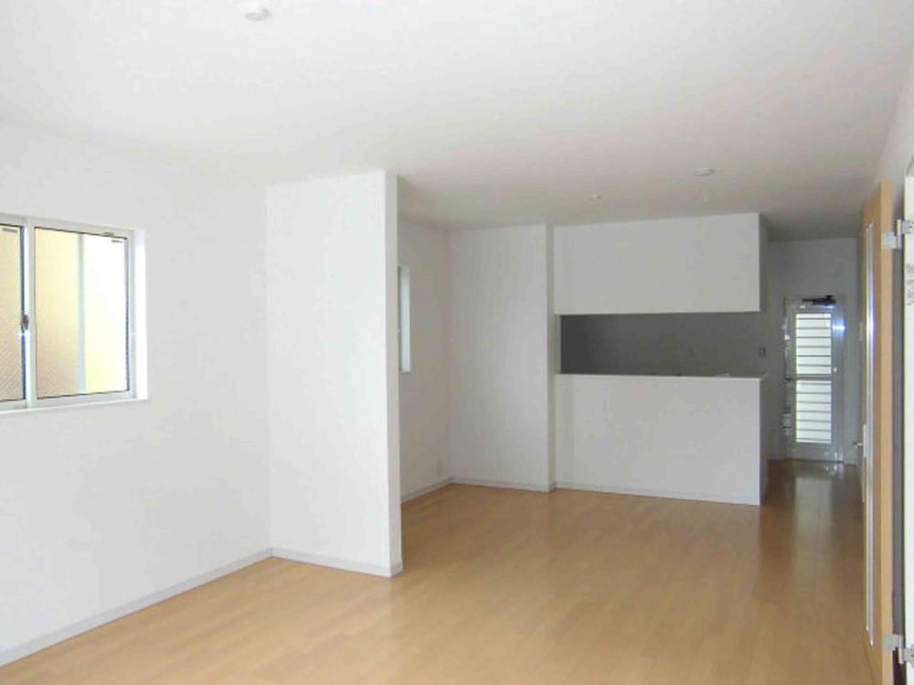 Same specifications photos (living). Bright living space (Same seller construction cases)