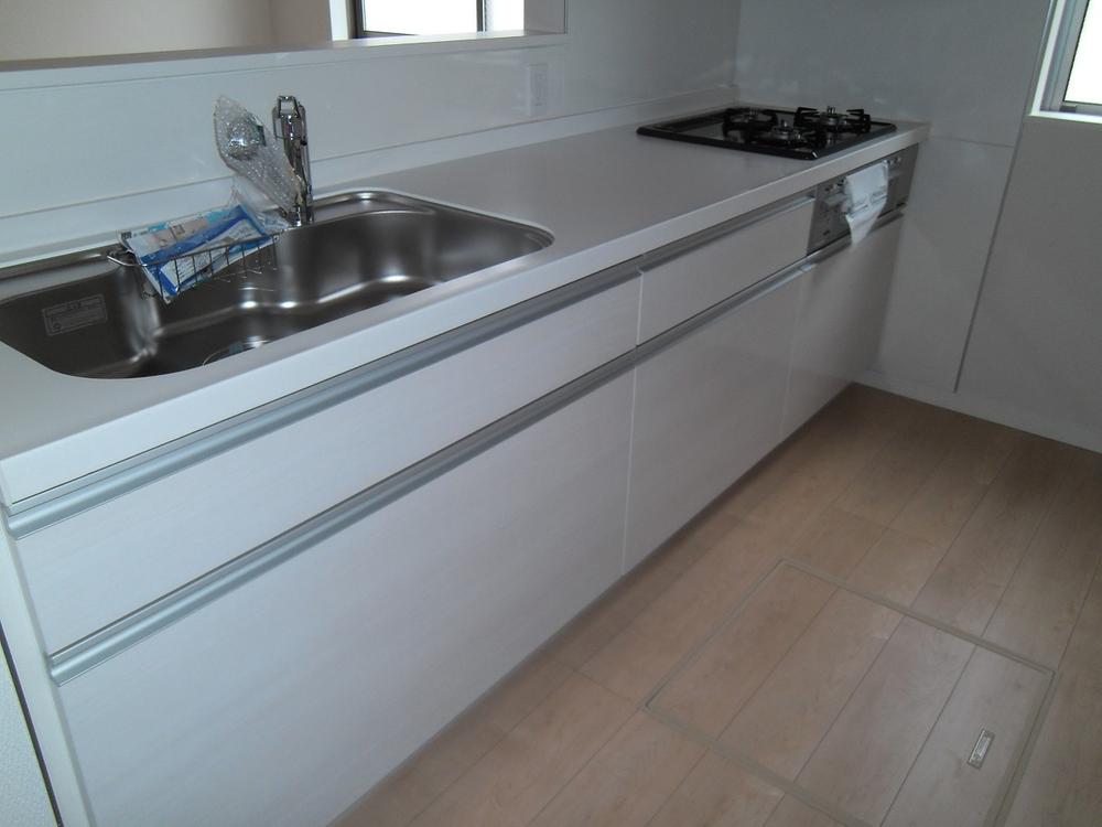 Kitchen. It is a popular face-to-face kitchen. Also equipped with under-floor storage.