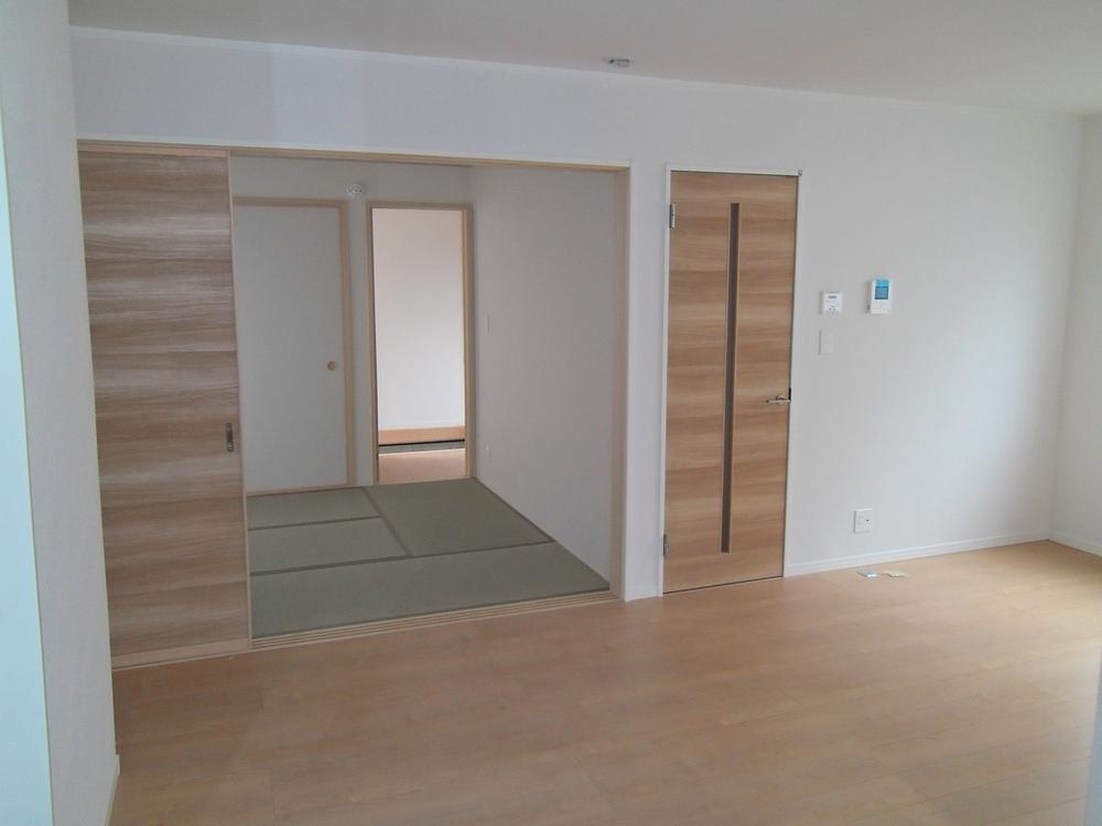 Living. Is LDK of Japanese-style room was adjacent south-facing.