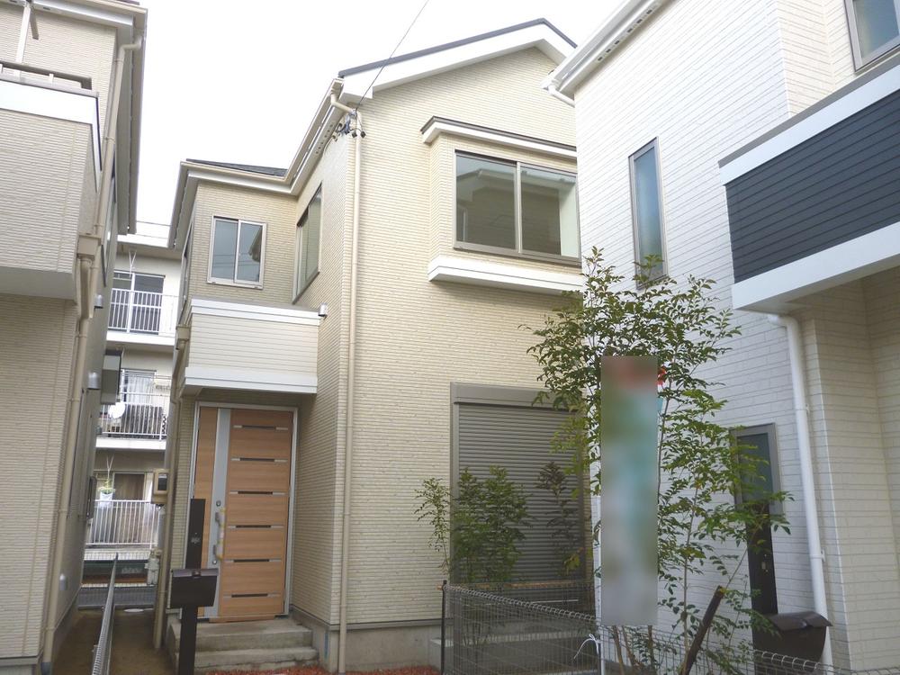 Local appearance photo. It is south-facing entrance!