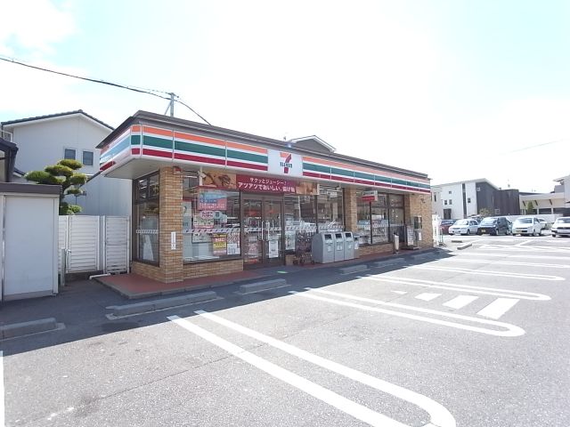 Convenience store. 800m to Seven-Eleven (convenience store)