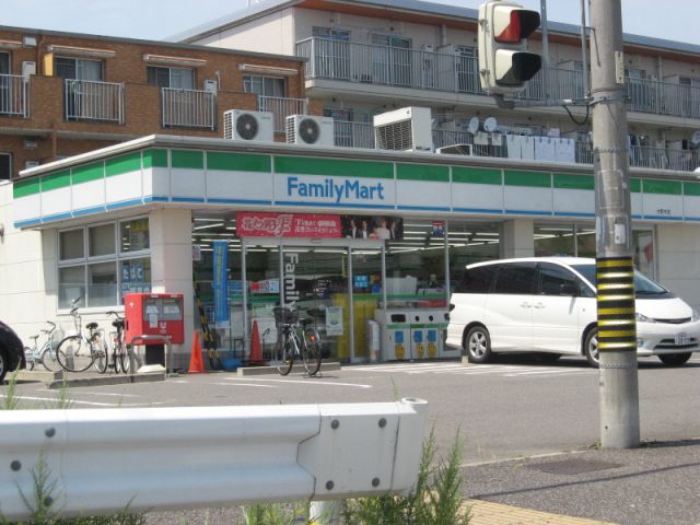 Convenience store. 1000m to Family Mart (convenience store)