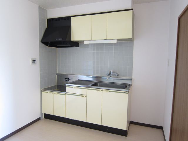 Kitchen. Two-burner gas stove can be installed