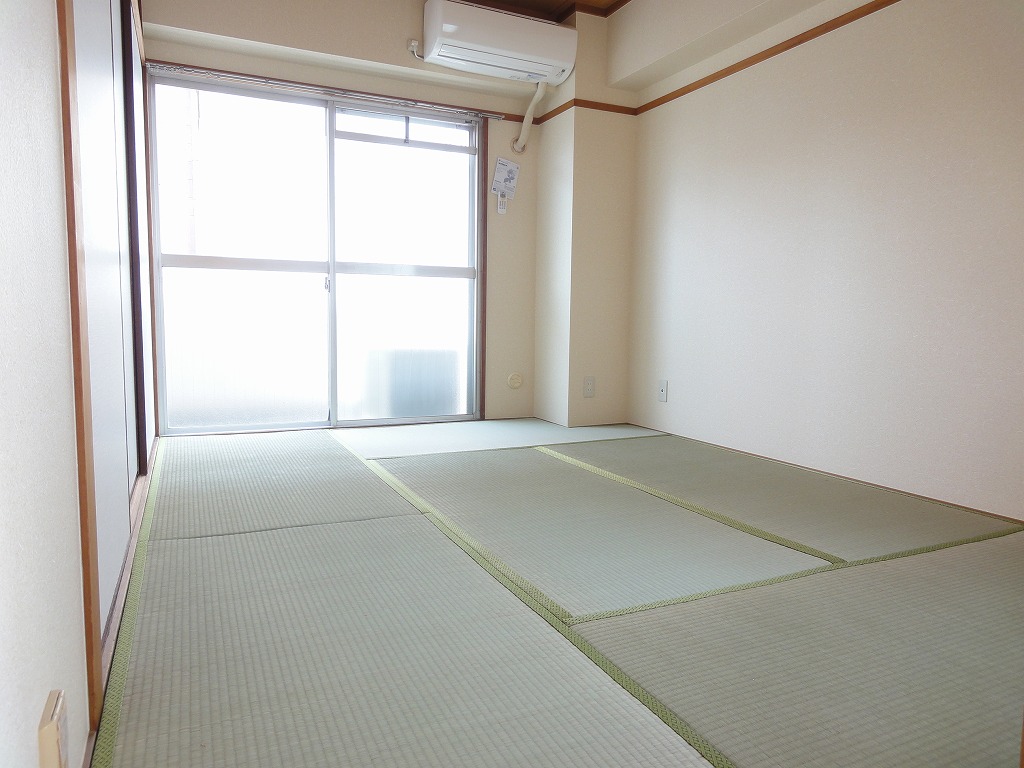 Living and room. Japanese-style room 6 tatami