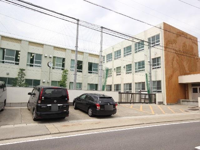 Junior high school. 910m to Nagoya Municipal Yamadahigashi junior high school
