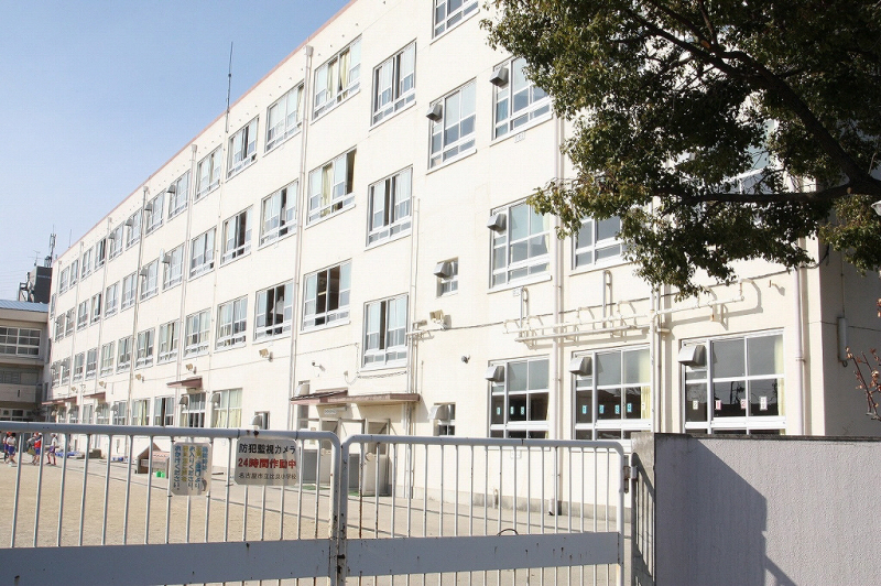 Primary school. Hira to elementary school (elementary school) 111m