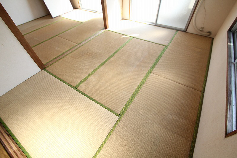 Other room space. Guests can relax in the Japanese-style room. 