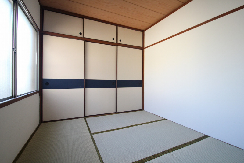 Living and room. It will calm the Japanese-style room. 