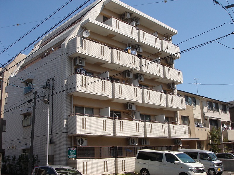 Building appearance. Sunny apartment on the south-facing