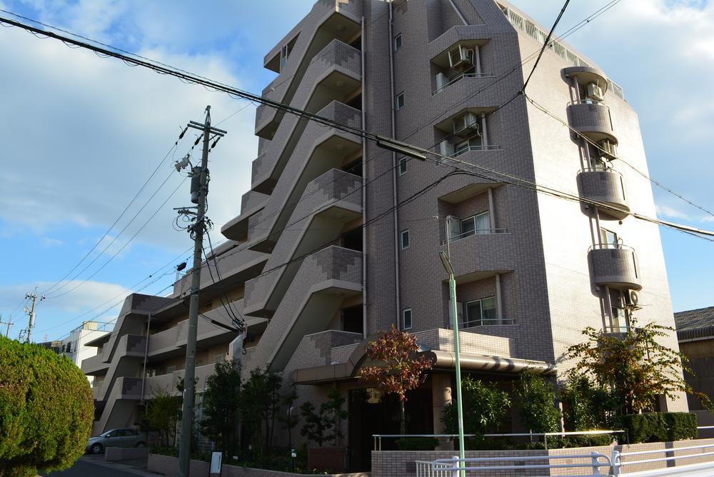 Local appearance photo. It is the apartment of a quiet environment that has entered into from passing.