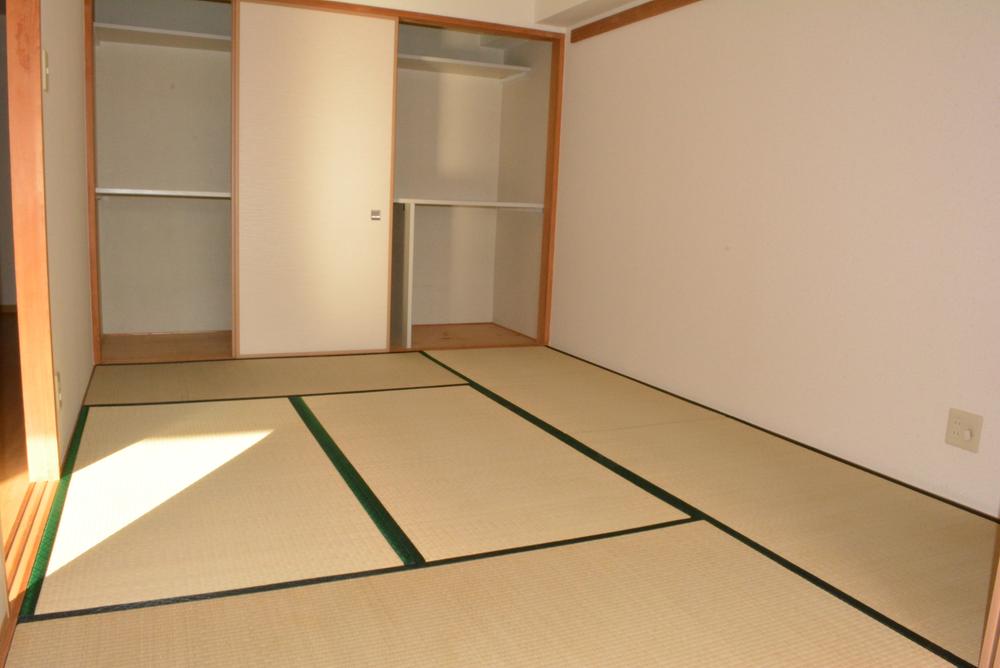 Other introspection. Japanese-style room, Storage space is abundant.