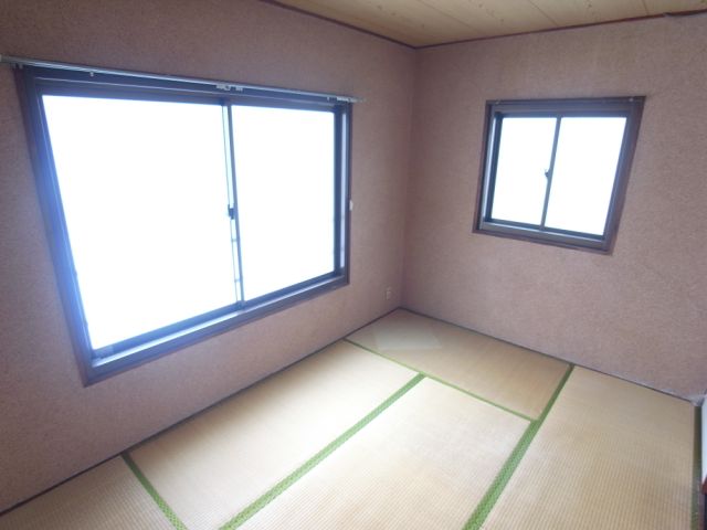 Living and room. This room has a tatami of warm.