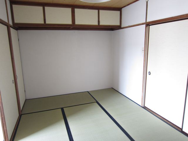 Living and room. It is a Japanese-style room is good there is also a 2 room
