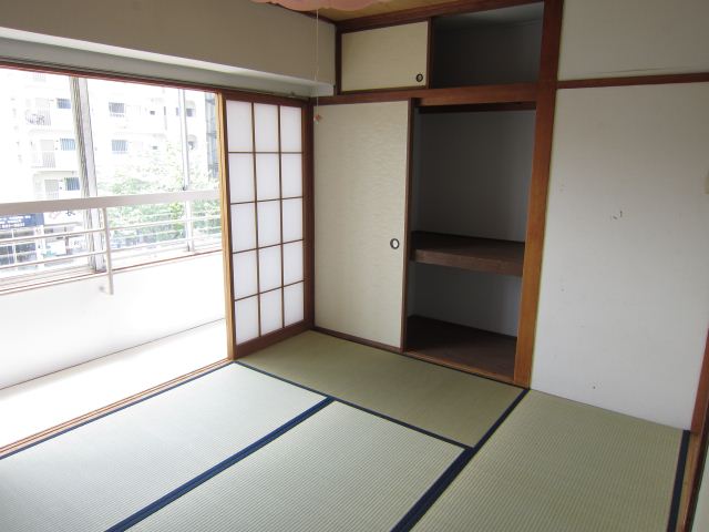 Living and room. It has nice Japanese-style fragrance