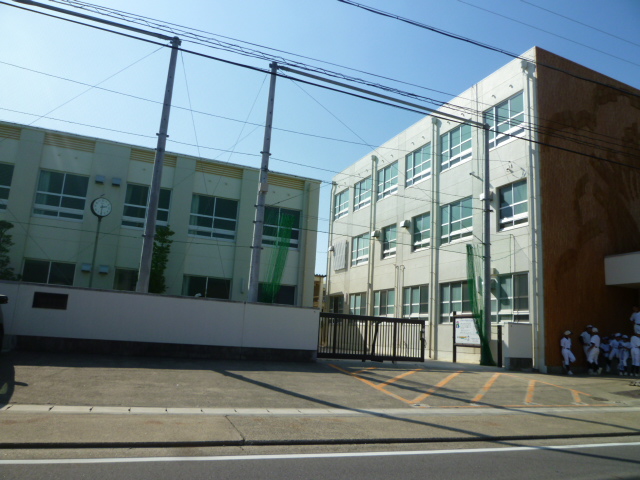 Junior high school. 601m to Nagoya Municipal Yamadahigashi junior high school (junior high school)