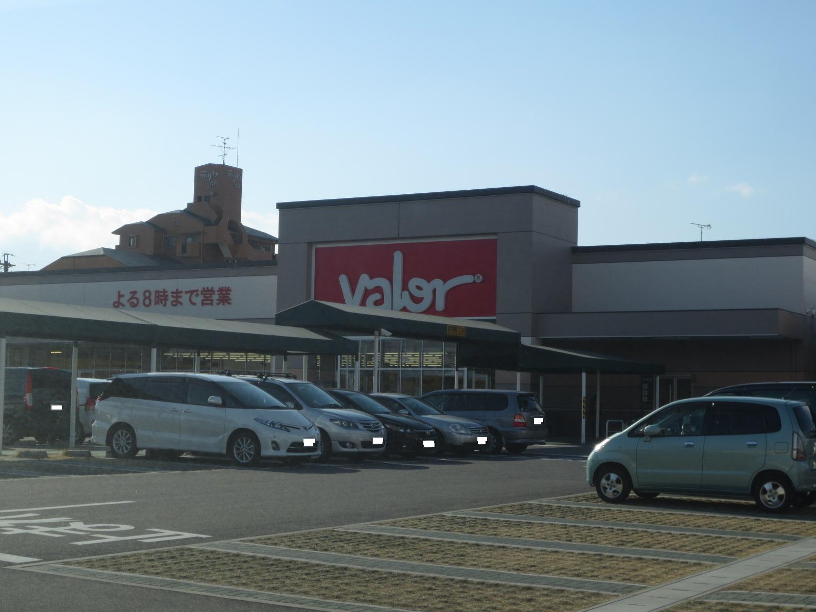 Supermarket. Barrow Horikoshi 1120m to the store (Super)