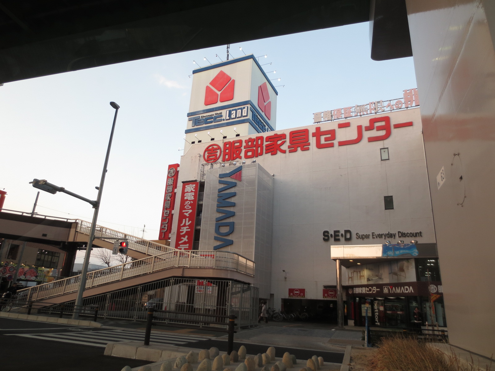 Home center. Yamada Denki Tecc Land Meisei store up (home improvement) 343m