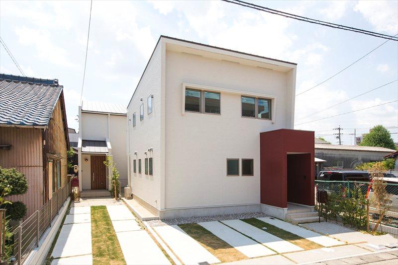 Local appearance photo. A Togaikan As well-formed as much as possible the living room, Easy to design the layout of the furniture. Providing a stock room is on the first floor, Production so that the feeling of life in the living room does not appear.