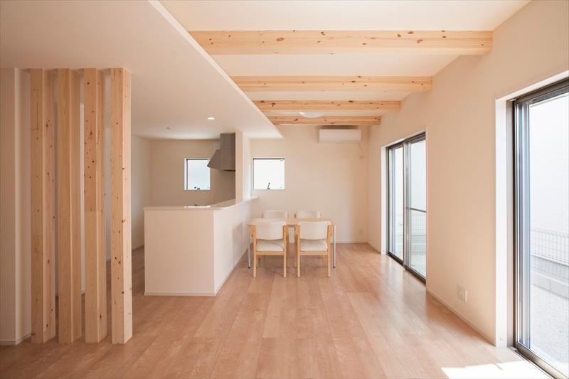 Living. Building A LDK The ceiling is to show the makeup beams at an angle, Production so that the tree with a spread is felt.