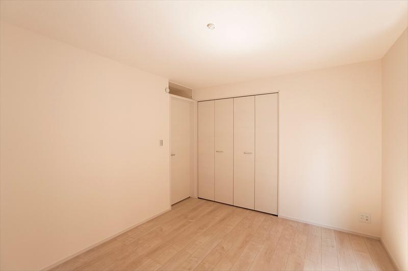 Non-living room. It has established two closets in the bedroom of Building A Master Bedroom simple 7.0 Pledge.