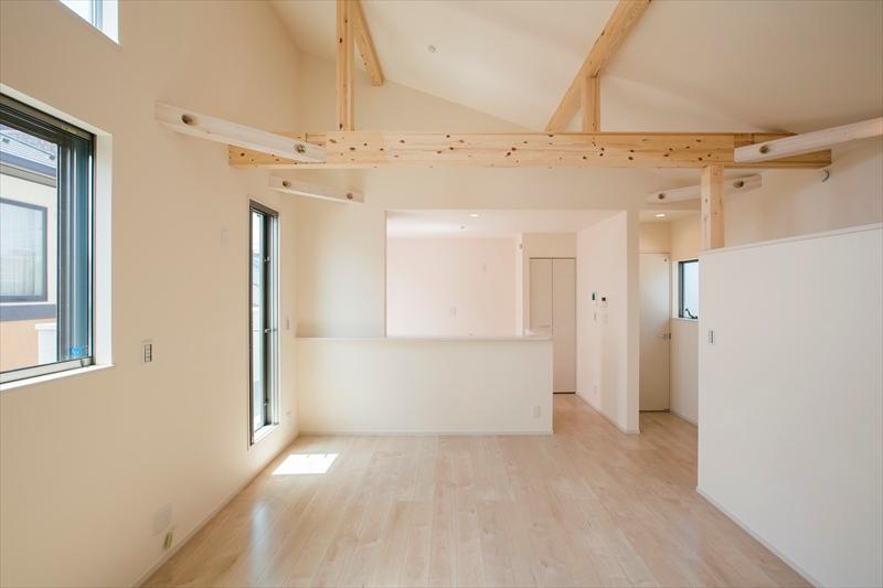 Living. Very open-minded living in Building B living gradient ceiling. Providing a high-side window, Light will plug up the stairs part.
