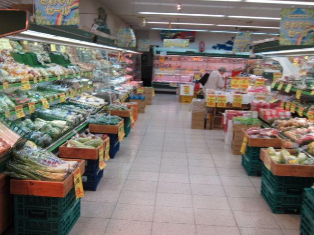 Supermarket. Osakaya to (super) 710m