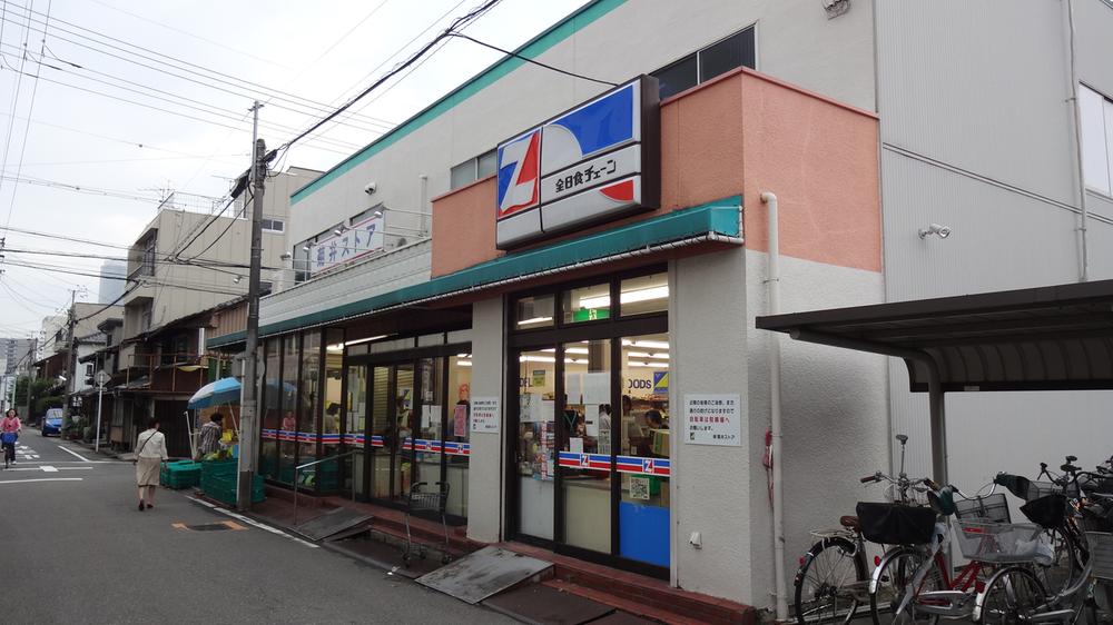 Supermarket. Another refrigerator aligned 50m things necessary until all Kikui store