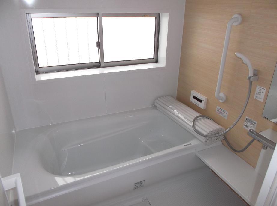 Bathroom. Guests can relax comfortably stretched out foot.