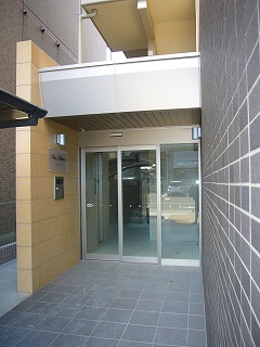 Entrance. Auto-lock is equipped