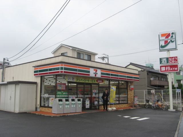 Convenience store. 450m to Seven-Eleven (convenience store)