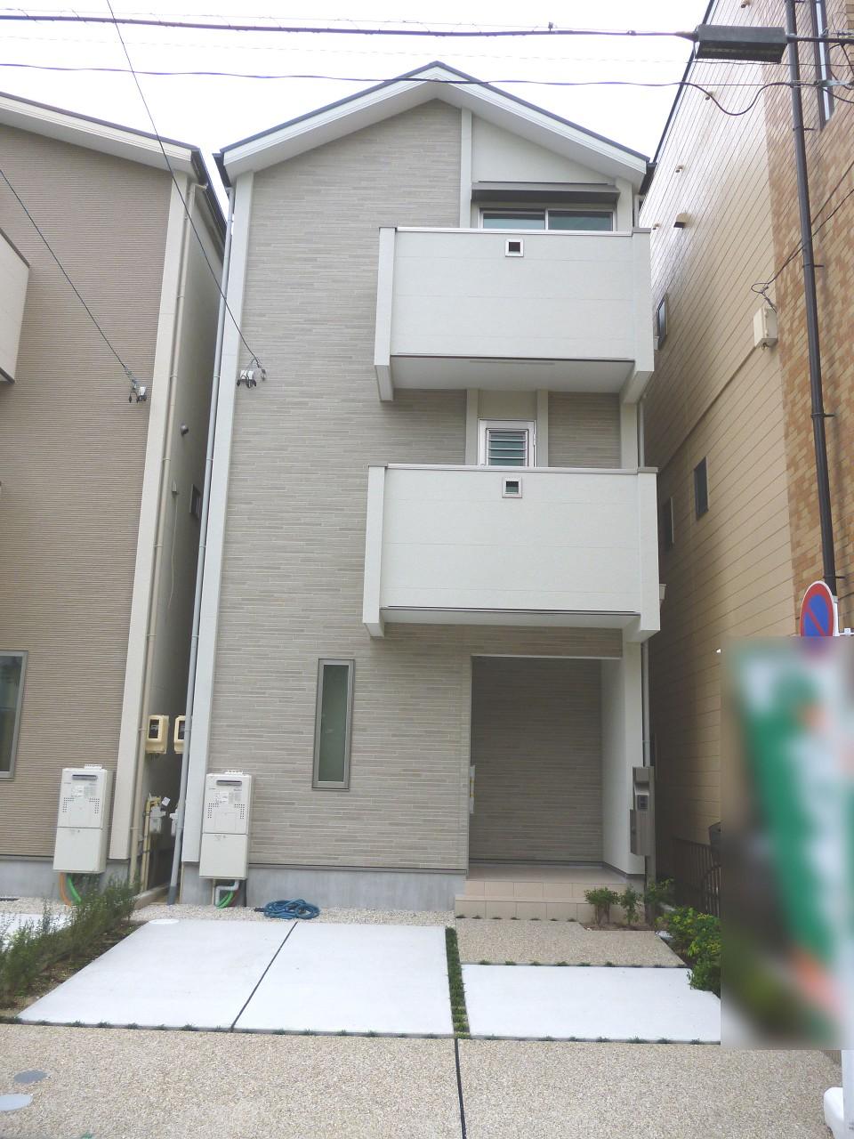 Local appearance photo. Three-storey!