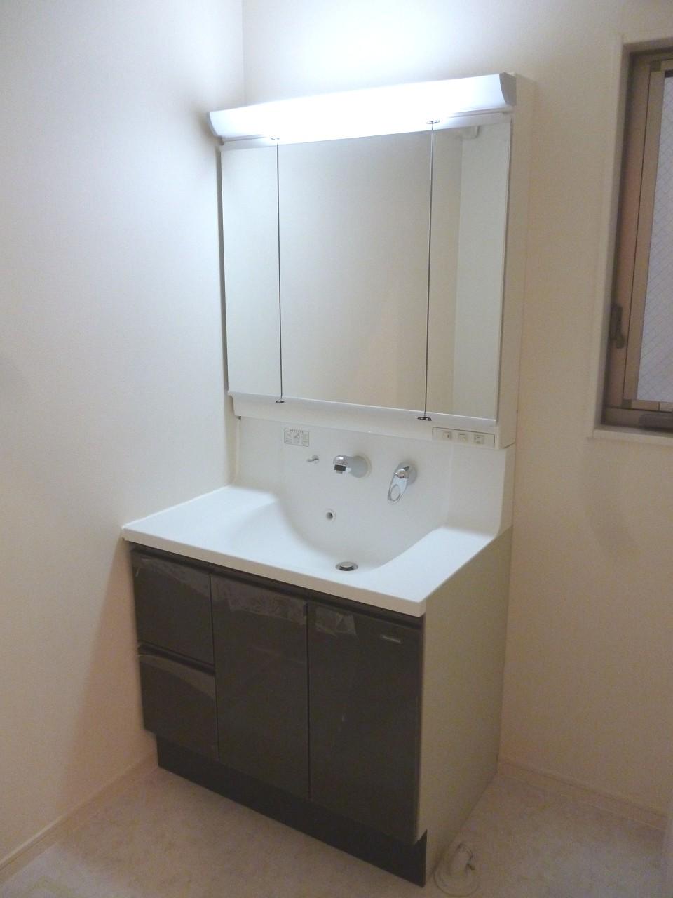 Wash basin, toilet
