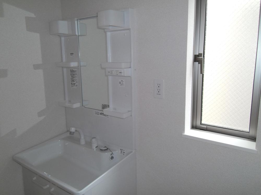 Wash basin, toilet. Wash, Basin is a vanity with a shampoo that can also be shower.