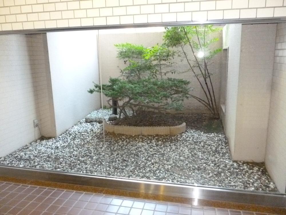 Entrance.  ■ Common areas