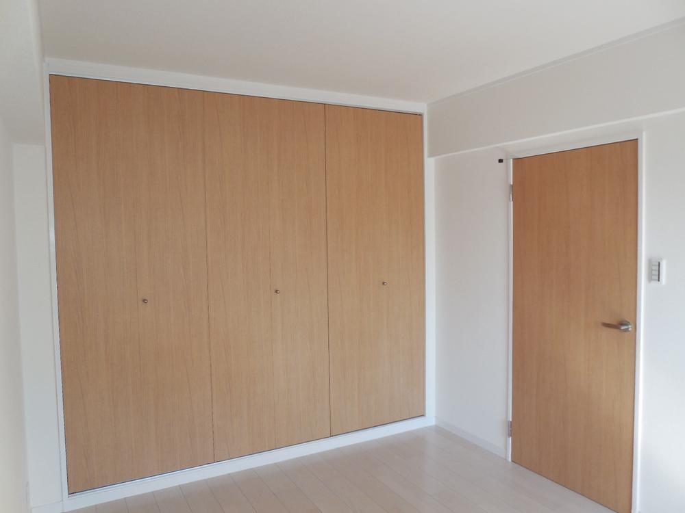 Non-living room.  ■ A large storage Western-style (south side)