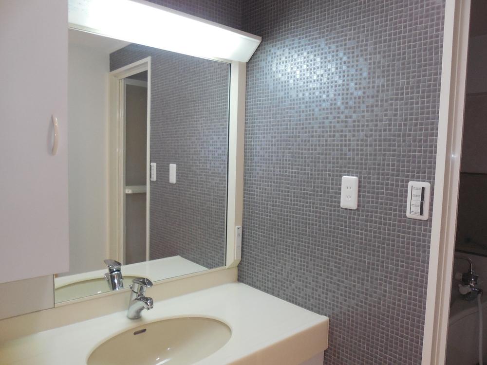 Wash basin, toilet.  ■ Bathroom vanity