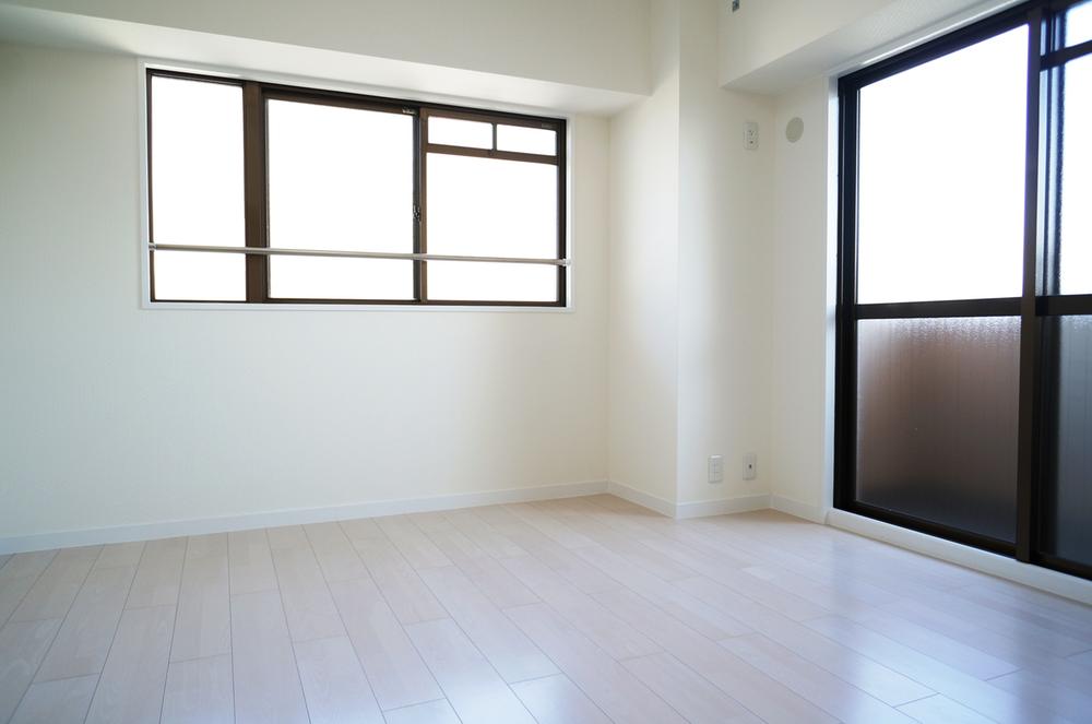 Non-living room.  ■ Walk-in closet with a Western-style (north)