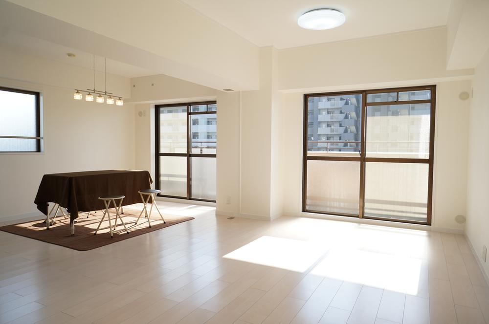 Living.  ■ Bright living room with two faces lighting from the balcony side and the east side
