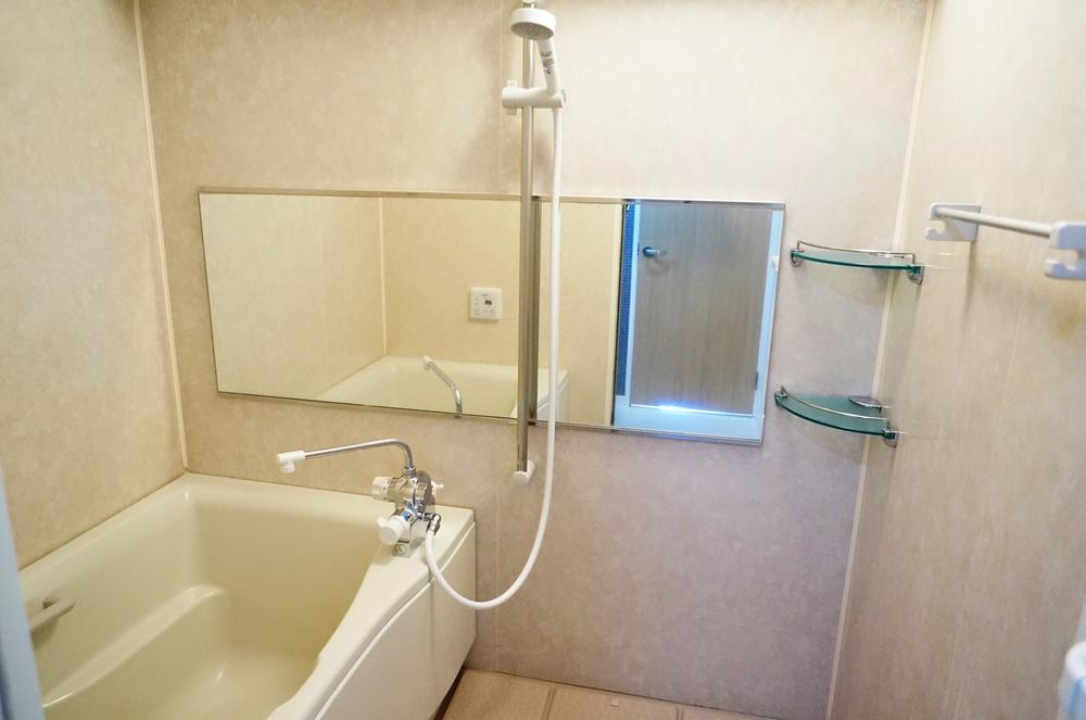 Bathroom.  ■ A clean bathroom