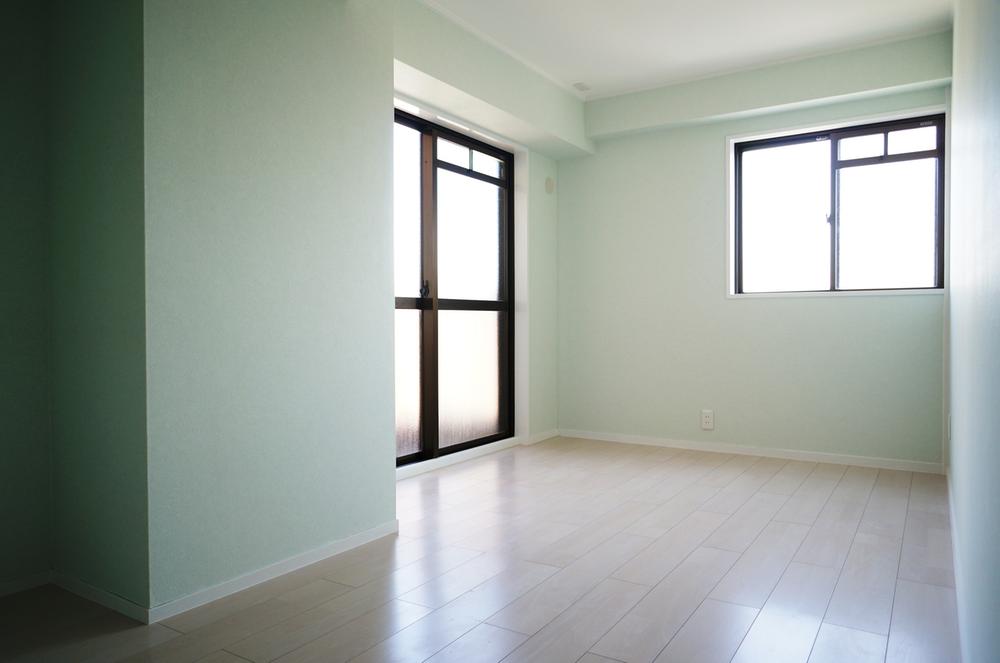 Non-living room.  ■ Thin Blue Cross is beautiful Western-style (east)